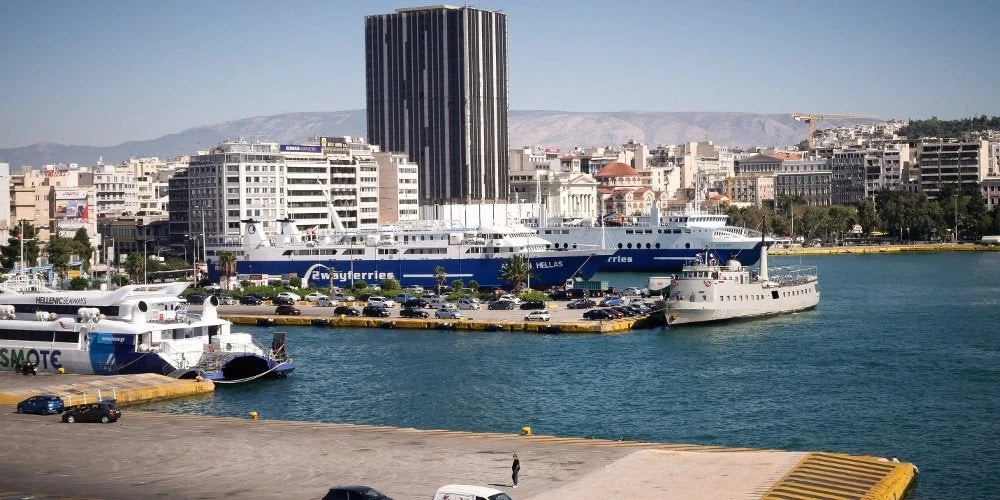 Επιστρέφει στον Πειραιά στο Supercat 3 με 127 επιβάτες λόγω μηχανικής βλάβης